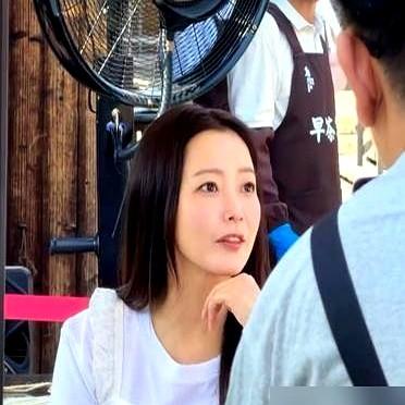 素颜戴草帽，蹲在乌镇水边啃肉包，谁敢信这是49岁的金喜善？
　　她套着白衬衫坐在