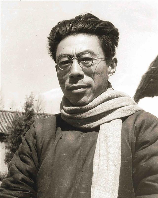 1950年，成都有个香烟店的老板，看报纸时习惯双腿并拢，后背胸膛挺得笔直，侦查员