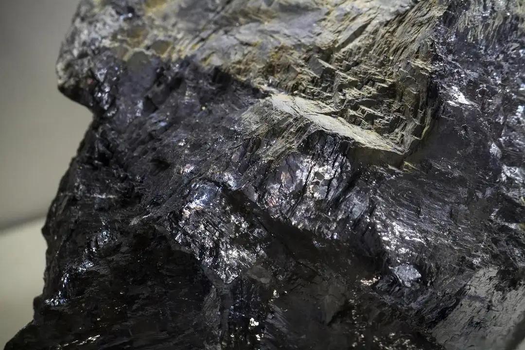 有色金属真正的王者不是金银铜，而是钨。黑钨精矿如今跌到31万元一吨，较高点大跌七
