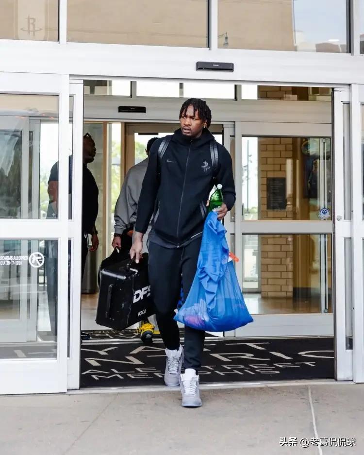 火箭大将芬尼-史密斯真是彻底被弃用了！尽管今天火箭在客场以134：102大胜鹈鹕