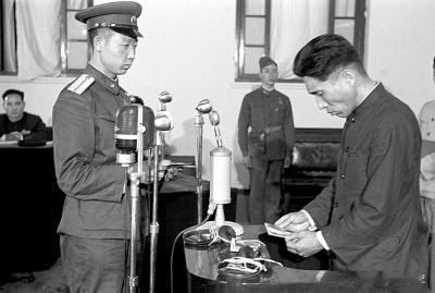 1942年，赵培宪被俘，日军拿他练刺杀，突然他摸到了绑手的布裤带，而且有点松，顿