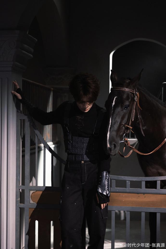 张真源MV骑马花絮  张真源黑色骑马装  看张真源MV骑马花絮呈现的纯黑look