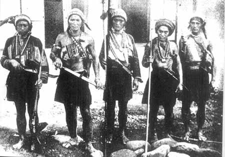 1870年，英国人拍下了这张照片，几位手持武器的台湾高山族原住民。

高山族是中