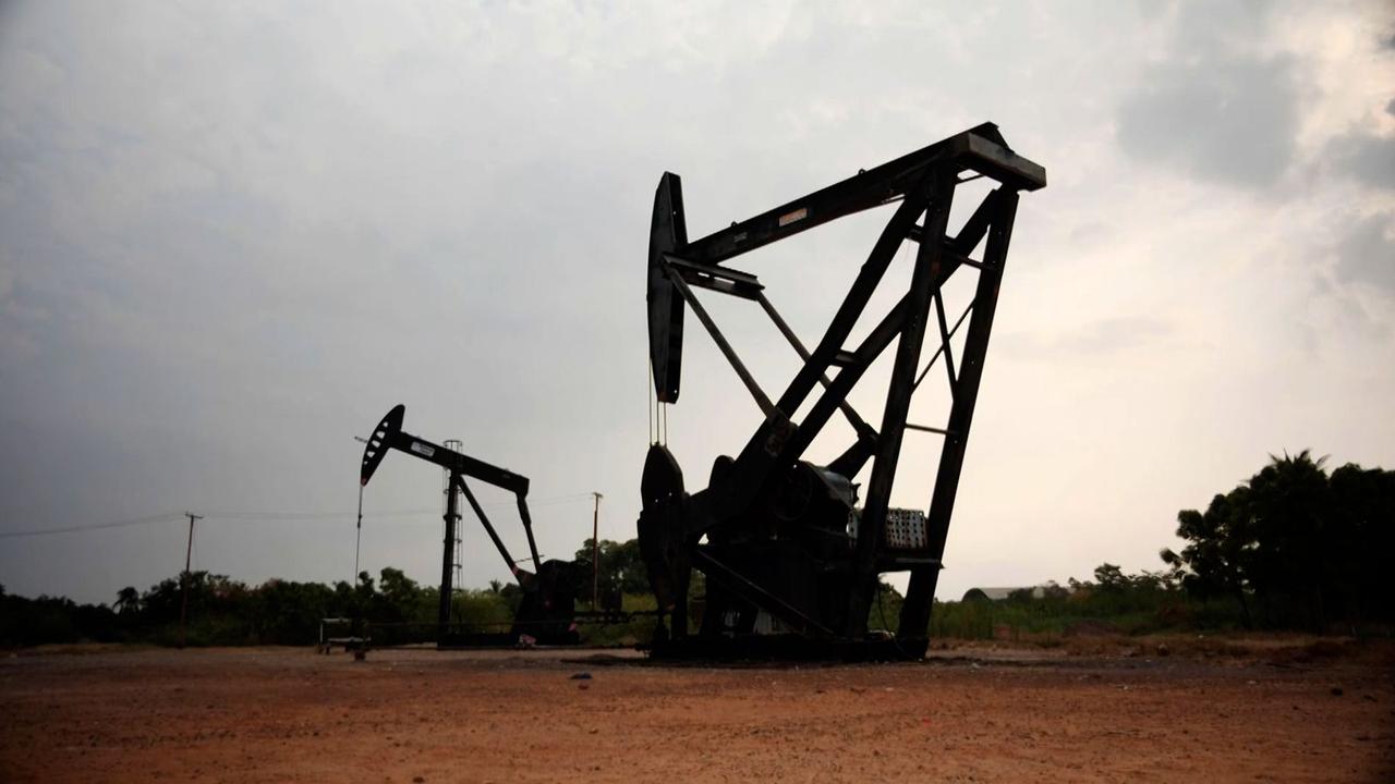 特朗普对委内瑞拉采取军事行动后，投资者争相寻求避险资产，油价应声下跌。