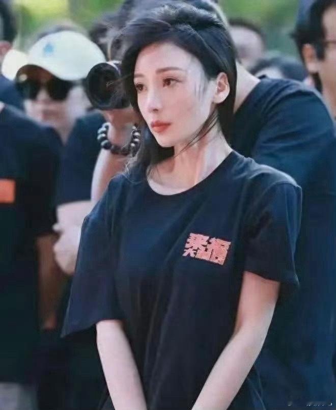 瘦下来的柳岩没有了风尘气，多了几分清新脱俗 ​​​