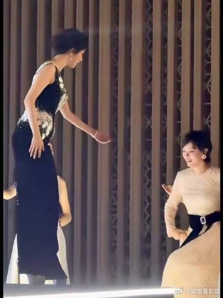 杨幂少女时代的英雄主义 杨幂太有少女英雄那味儿了！白玉兰晚宴主动扶杨紫孙俪，把靠