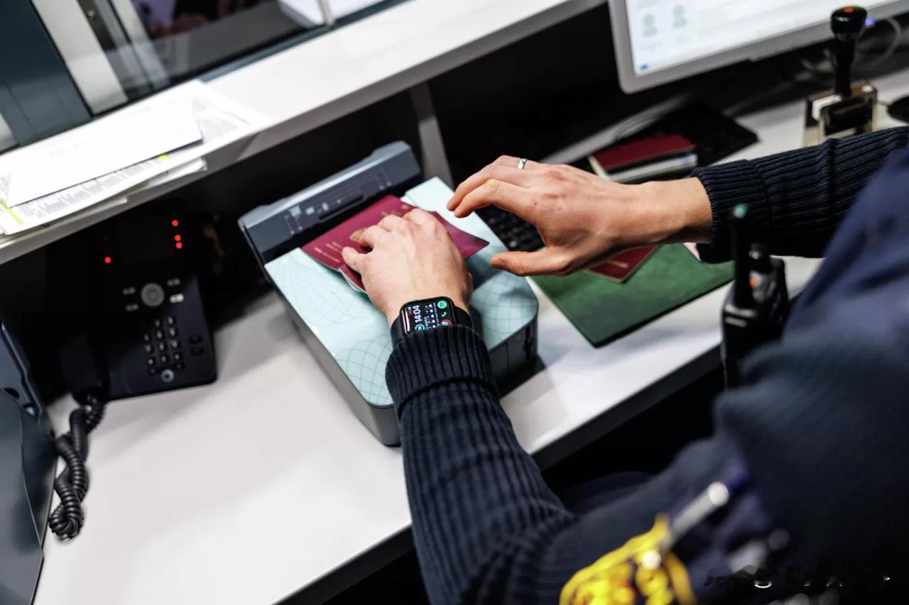 【比利时外交部：发给俄罗斯公民的申根签证继续有效】
布鲁塞尔时间2025年11月