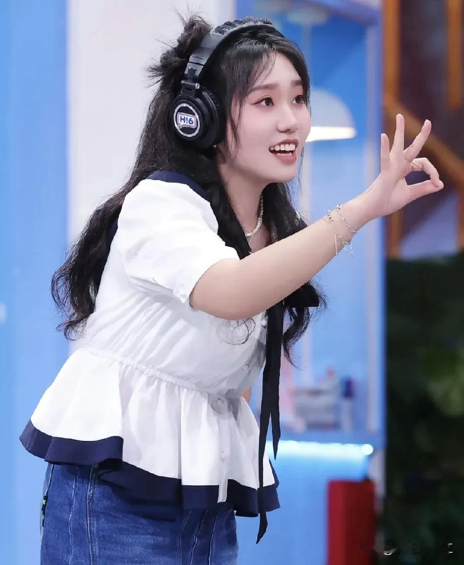 李雪琴这个事就是自己花钱请的老谢做合伙人，实际上店里的生意都是李雪琴一个人谈下来
