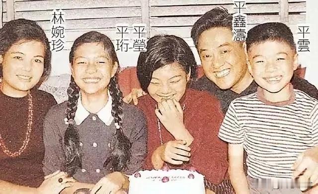 平鑫涛一家五口合照～～～～琼瑶出现之后，他们全家也都在经济上沾光了！