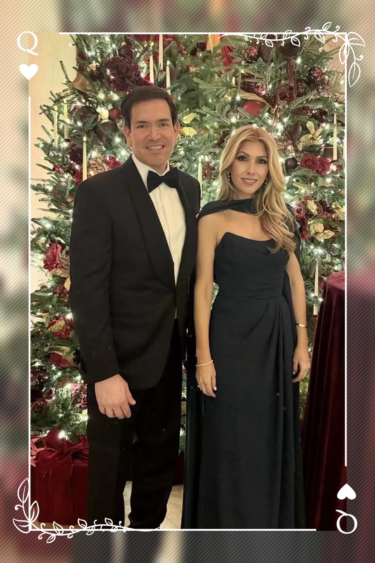 国务卿卢比奥夫妻周末在白宫的假日活动上合照。