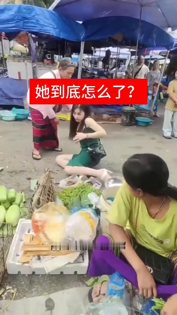 她到底怎么了？
这个女人到底是怎么了？走路十分不稳，时刻都要倒下的样子。这是她最