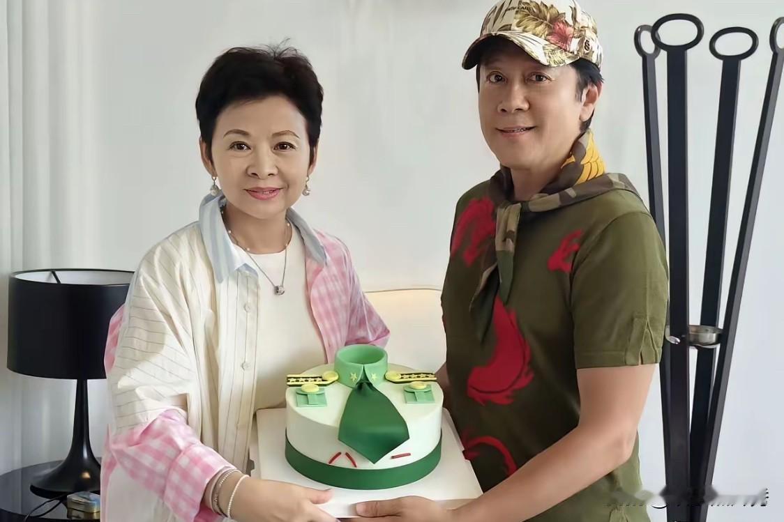 她比蔡国庆大六岁，声音比毛阿敏好听，大家对她还有印象吗？

蔡国庆带着“帽子”，