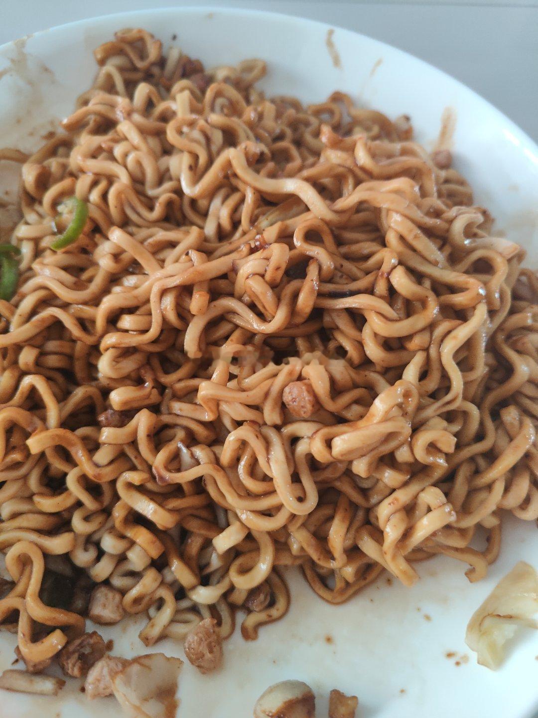 三yang的炸酱面泡面…………非常不好吃 