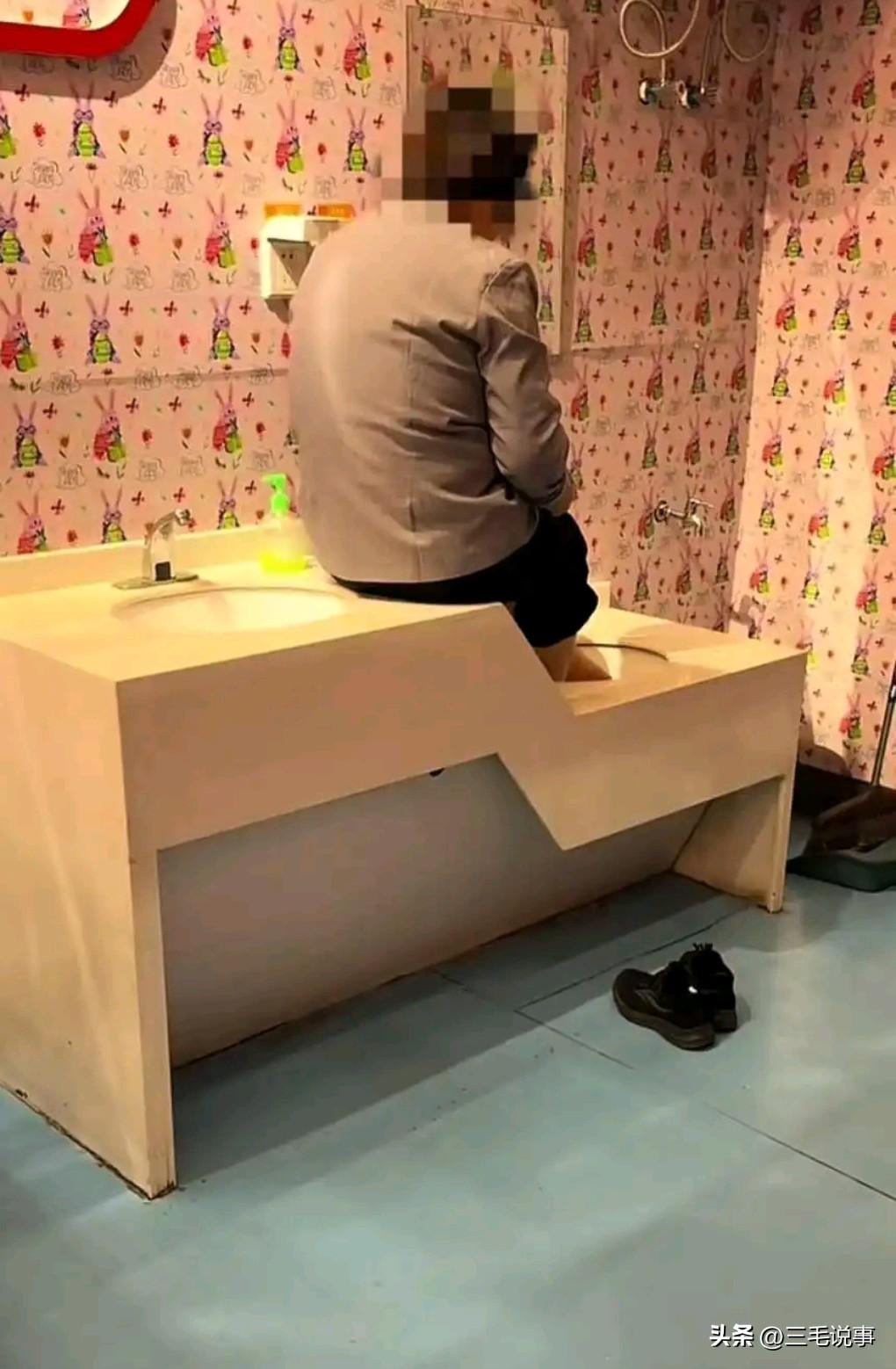 这大妈的意识还差了点，竟然在母婴室的洗手池泡脚。

近日，郑州东站保洁员在母婴室