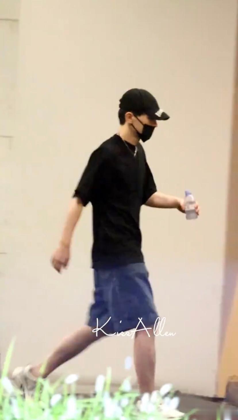 #邓伦# 上次都哪些yxh恰烂钱污蔑邓伦发福的？[微笑]看我口型——你们自己，才