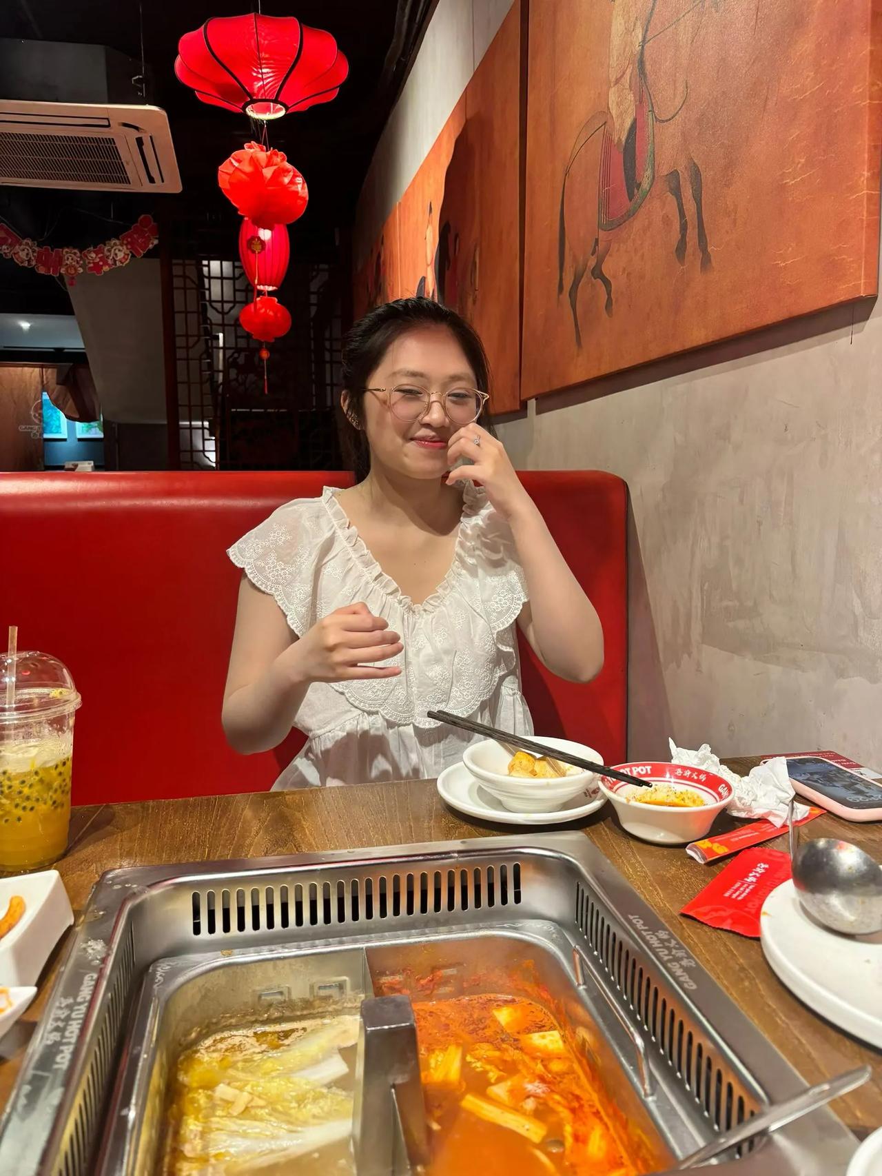 和越南女孩见面了，小姑娘笑的好甜啊，说我本人比照片帅，问我会不会一直呆在岘港！