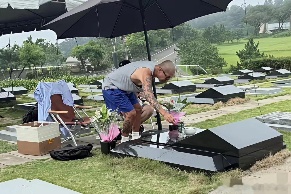 具俊晔这样做，真的是走不出来吗？有网友透露，他最近又频繁出现在大S的墓地，似乎大