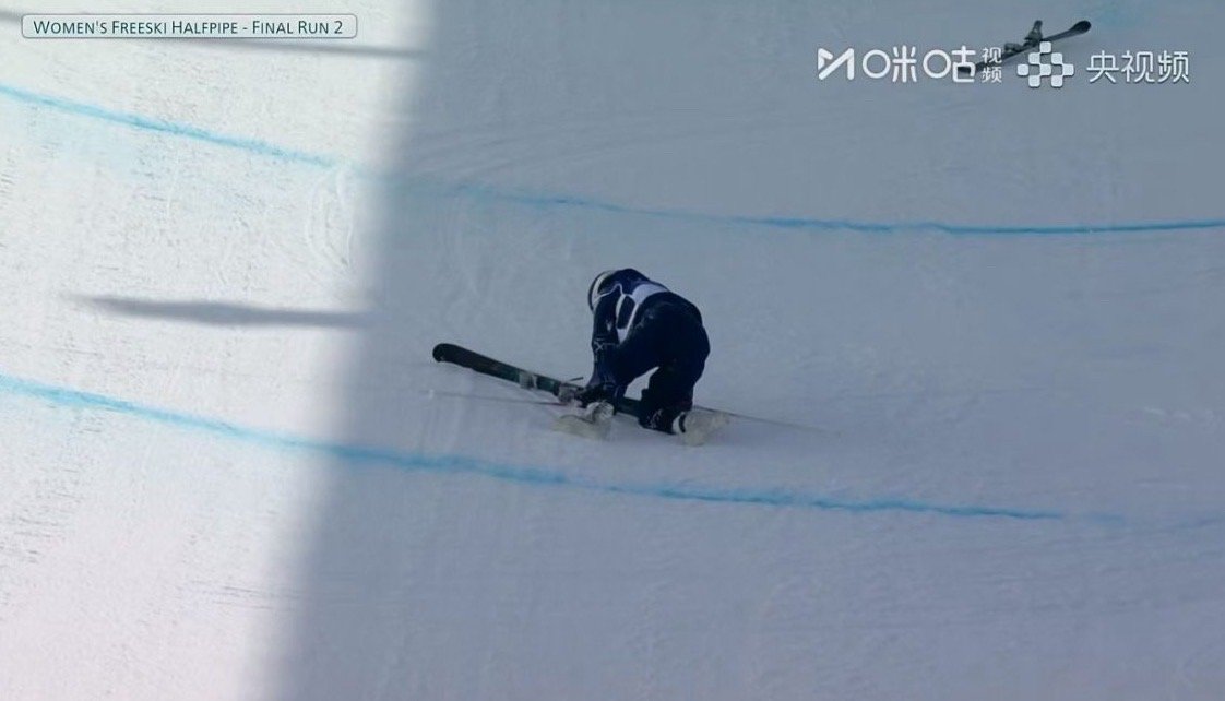 女子U型场地决赛这个妹妹好可惜，摔了她也得拼一下如果想冲金 