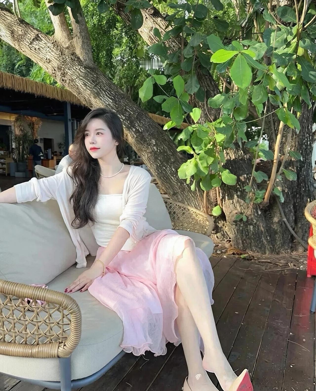 氛围感穿搭&画面赏析
这套温柔韩系松弛感穿搭氛围感拉满，非常适合户外度假、下午茶