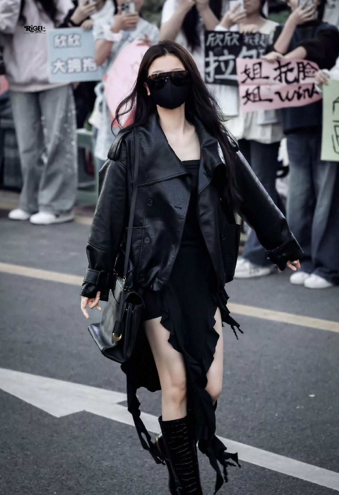 虞书欣皮衣不规则裙 地表最强168，来和虞书欣一起学穿搭[嘻嘻]虞书欣[超话] 