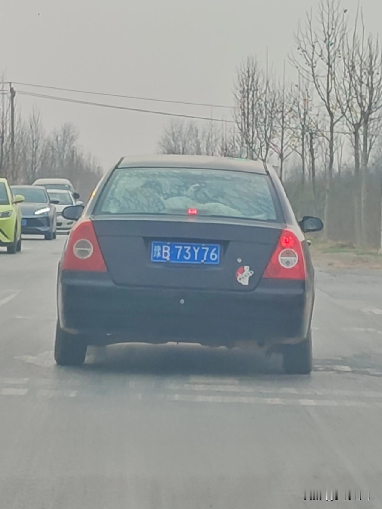 路上看见一辆老古董，06 款的 奇瑞 A5，至少 18 年了。还能在路上跑的嗷嗷