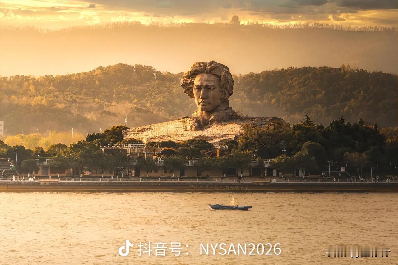 这张网上的照片，不知作者是谁，拍摄的几乎完美。整幅图片以金黄色为主调，画面广阔、