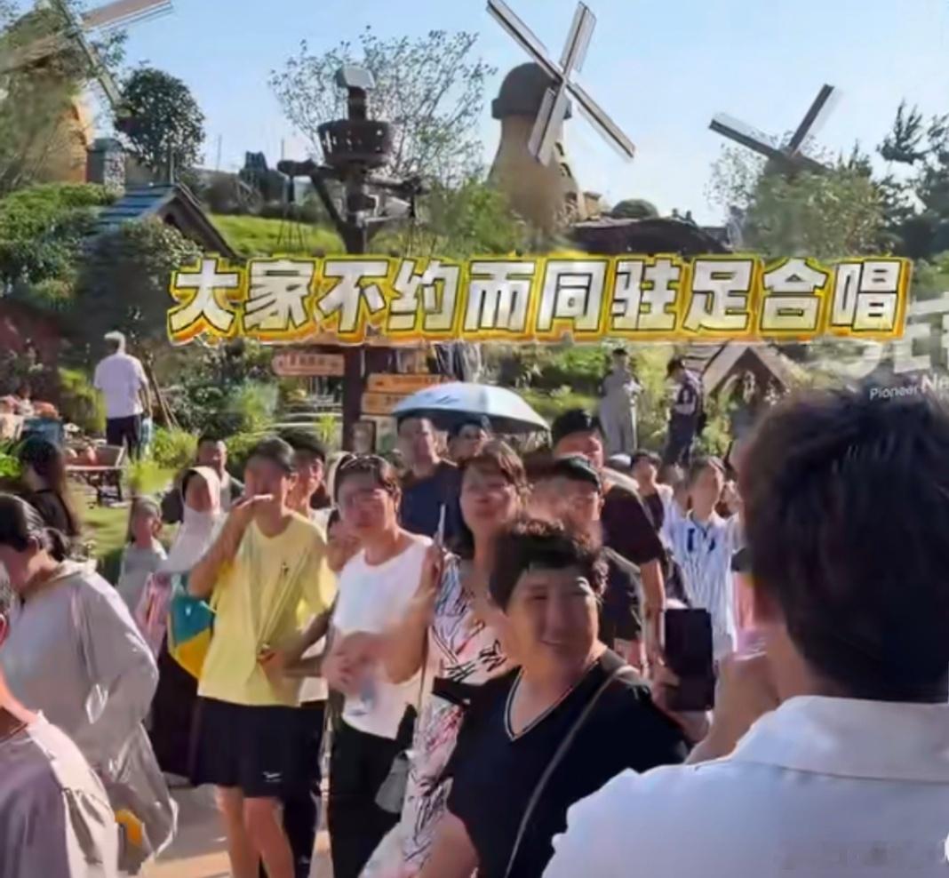 唢呐遇上歌唱祖国全场血脉觉醒  青岛丝路千古情散场，唢呐声穿透人群，《歌唱祖国》
