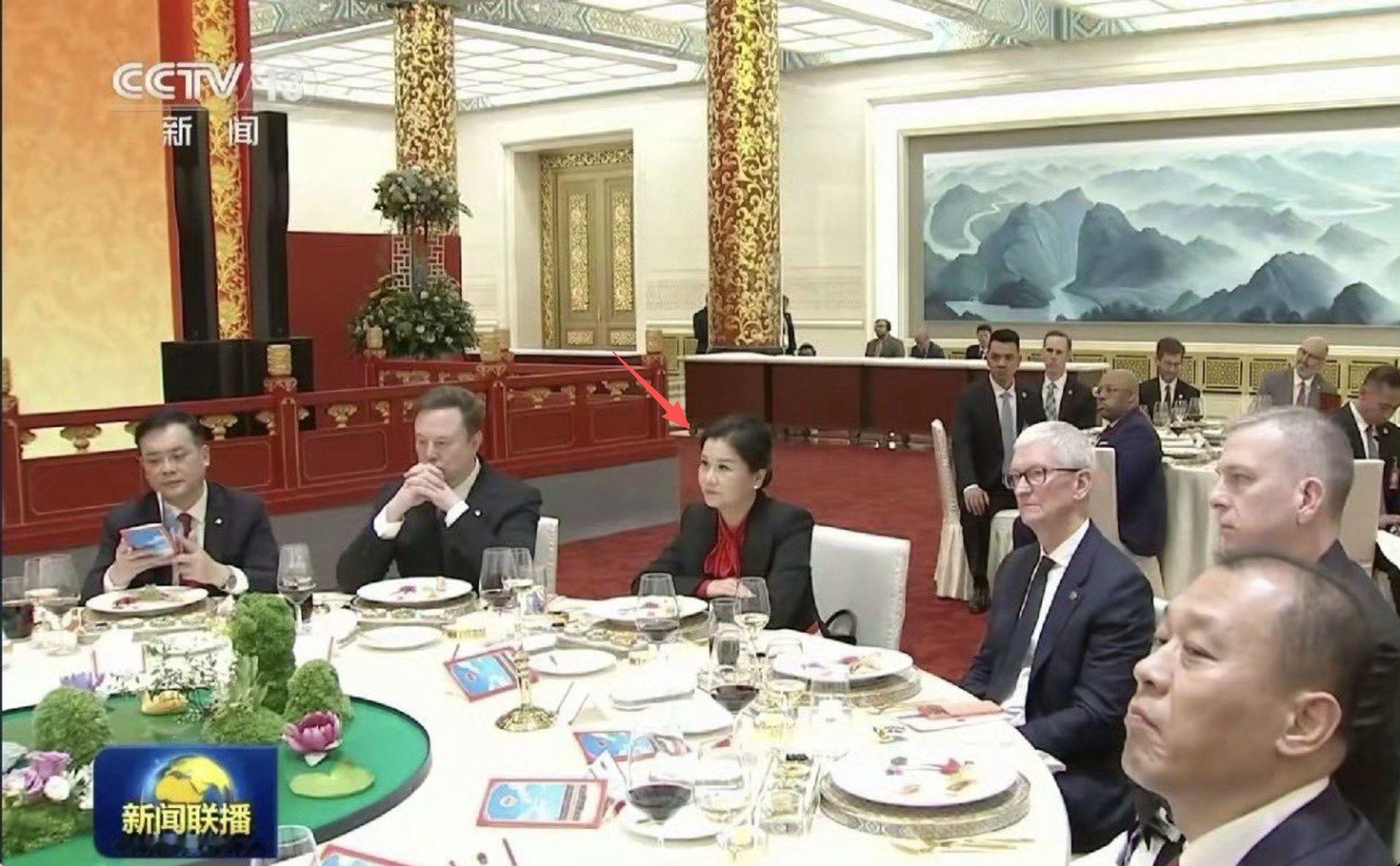 周群飞。昨天的晚宴上，C位坐着一个大多数人没见过的湖南女人，她左边是库克,右边是