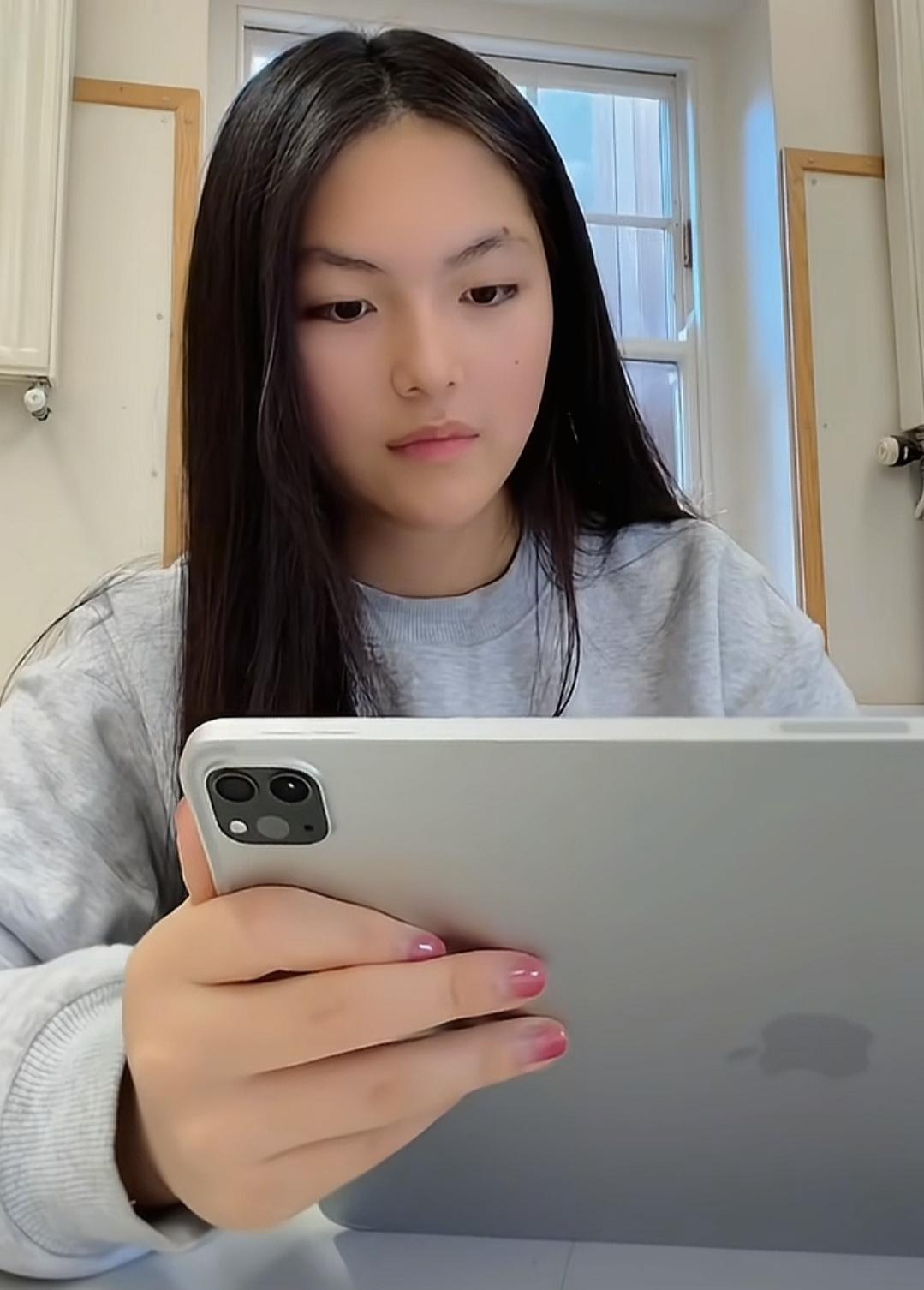 没在妈妈的身边，王诗龄的穿搭都变合适了。2009年出生，快17岁了。花季还有1年