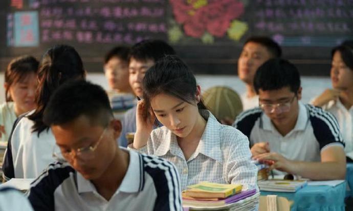 有点离谱 只给演员化妆，旁边的群演都是不化妆的 [裂开] ​​​