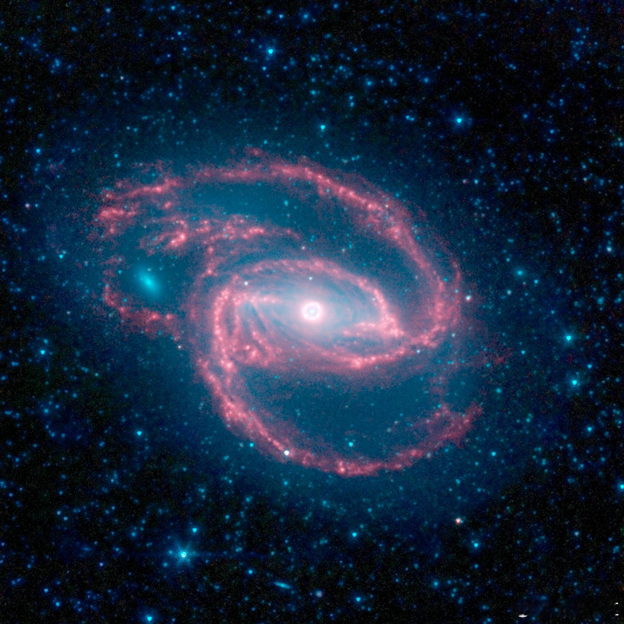 NGC 1097 是一座集优雅与力量于一身的宇宙机制——它既是恒星的摇篮，也是黑