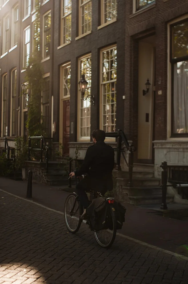 抱怨从来不会吸引、带来那些你想要的东西；相反，抱怨会使你永远摆脱不掉那些你不想要