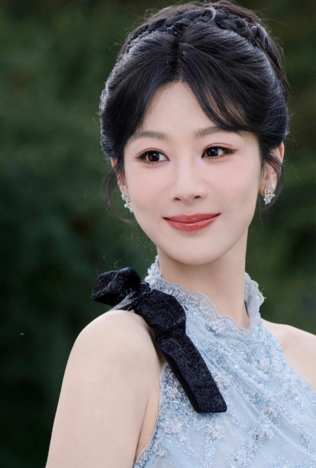 杨旎奥只是曾用名不是原名杨紫在小学就改名了凭白菊拿下白玉兰视后多了不少误解，杨紫