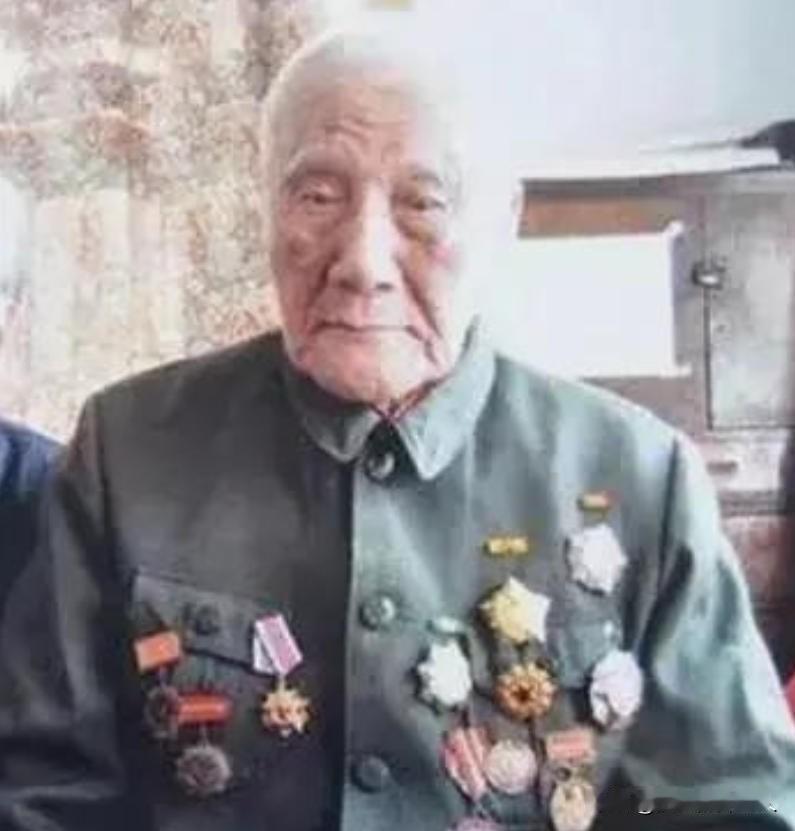 1941年延安， 毛主席去食堂时，一个人拎着木棍朝毛主席后脑勺刺去，千钧一发之际