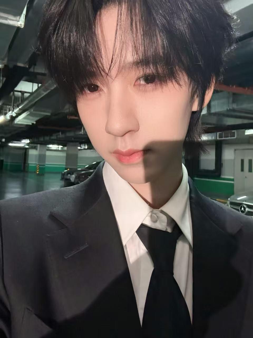 贺峻霖拍的贺峻霖自拍live图贺峻霖自拍live图，帅的，