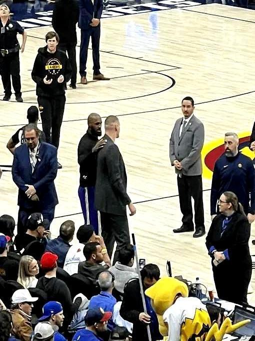 詹姆斯生涯最难忘的比赛，竟然不是NBA总决赛。
 
刚打完掘金，詹姆斯看着对面的