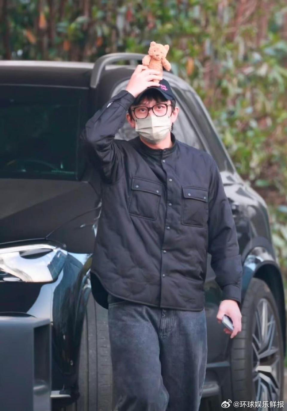 陈赫完美预判邓超下车动作陈赫完美预判邓超下车动作陈赫精准预判邓超下车动作，低头行