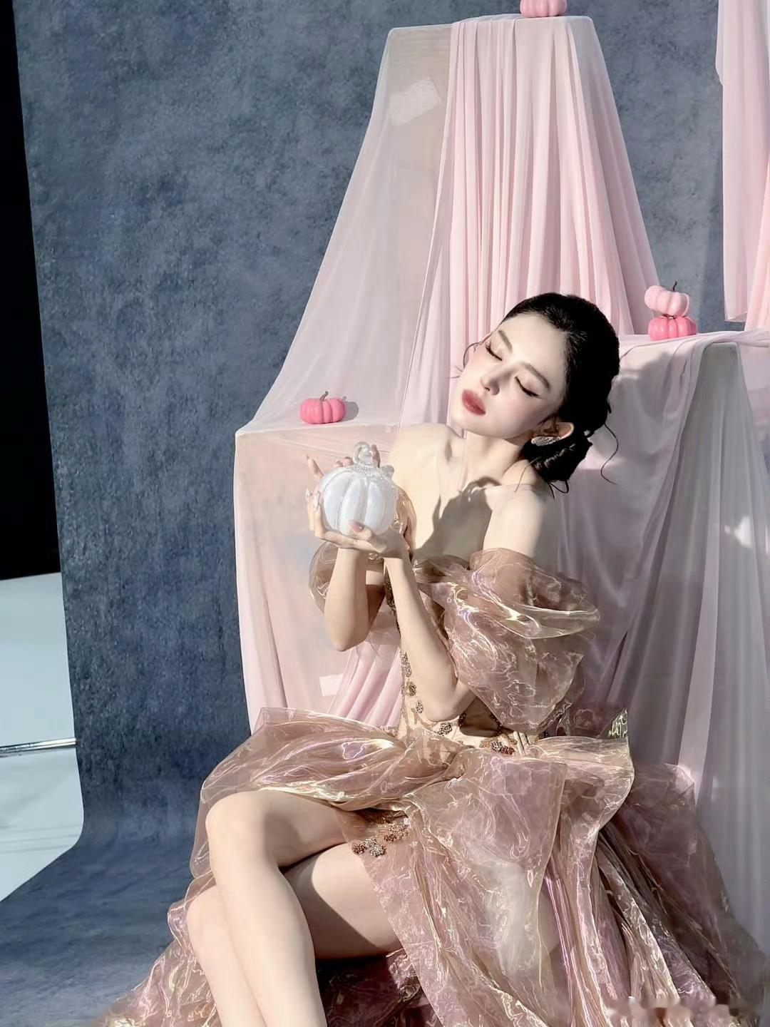 娜扎给所有人一个措手不及的更新今天的娜扎简直美我一大跳，措手不及的更新真给我惊艳