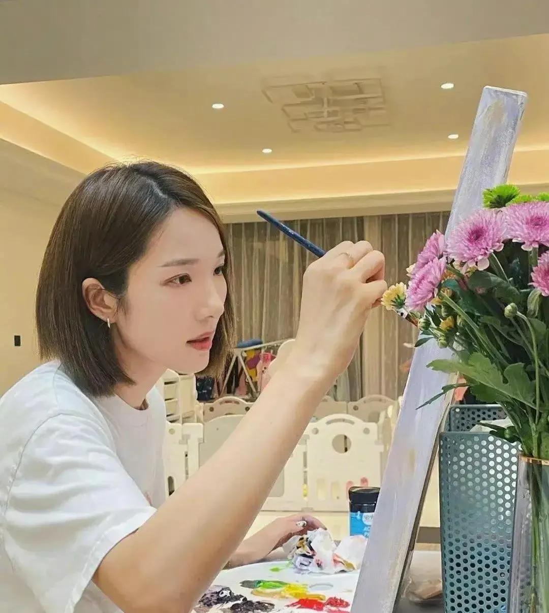 王祖蓝老婆真有艺术天赋，画画的眼光可比选老公的眼光好太多，画画走的写实路线，选老