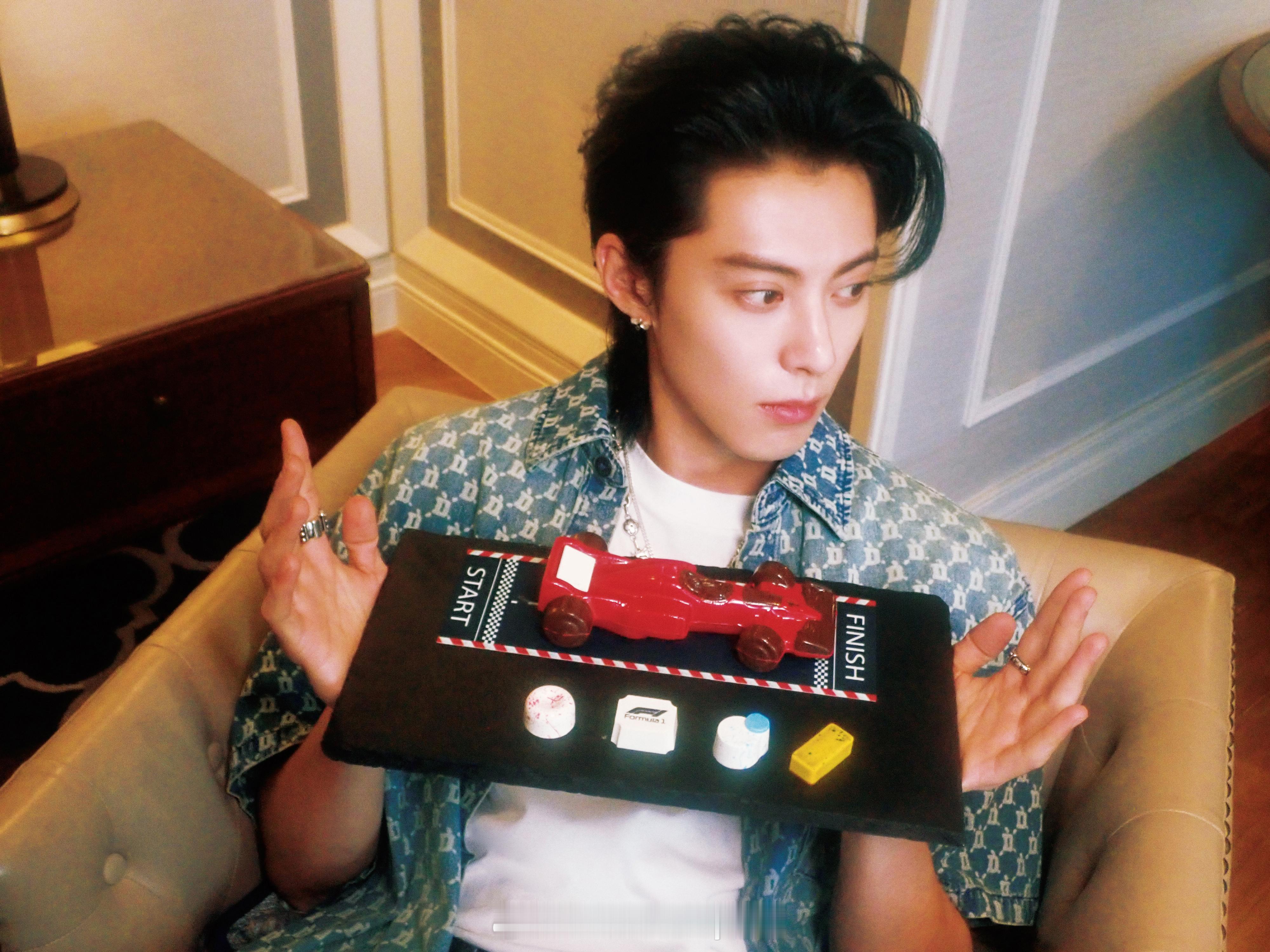王鹤棣今日份的胶片感照片🎞️这脸真的太帅辽！红色的🏎️ ​​​