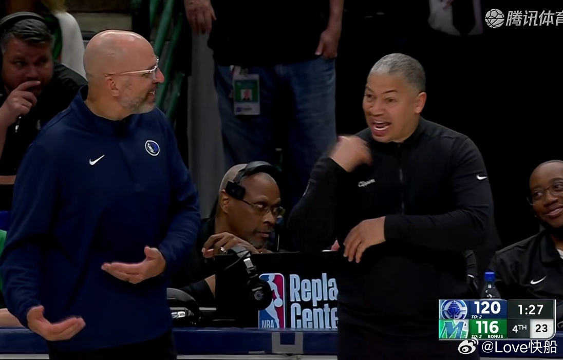 两大传奇控卫教练，聊得很开心！ 