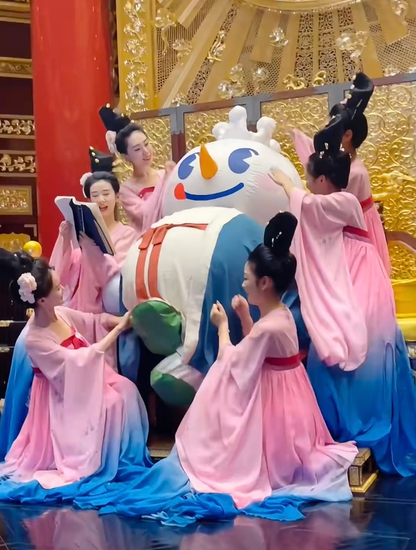 工作暂停我去南京参加马路时装周哇塞，这样的时装周真的太精彩了，超大号的手办真的超