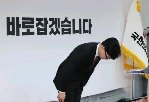 两个冤家最终两败俱伤。
执政党国民力量有人搞小动作把尹锡悦“拉下马”。
事后，“