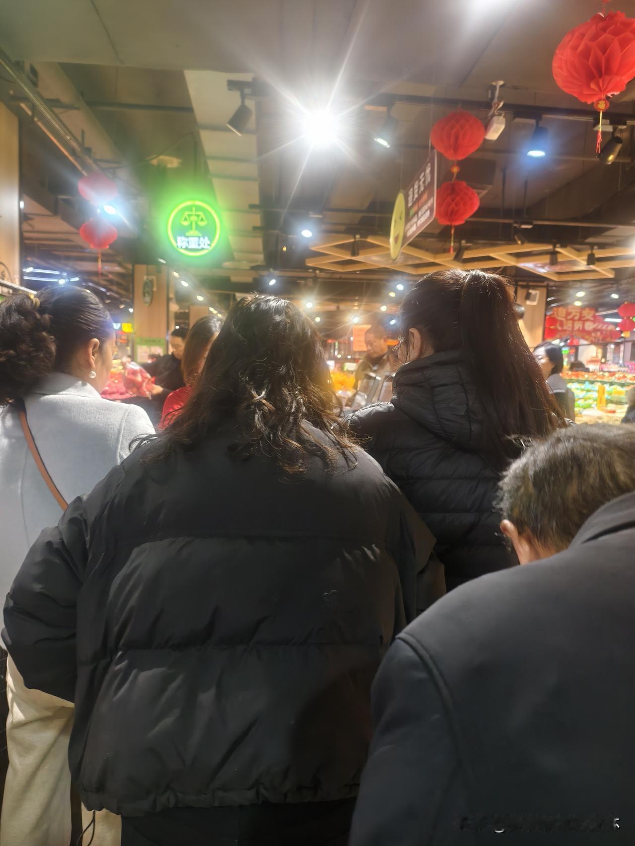 近日，安康的超市可以用买买买来形容，仿佛不要钱一样，人们都争相购买各种年货。
