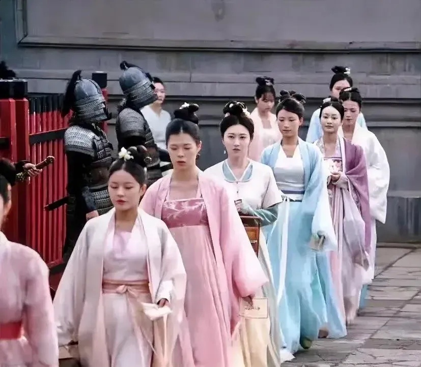 有网友表示：导演为突出女主美貌，找了这么多的丑女，真是煞费苦心。可尽管如此，女主