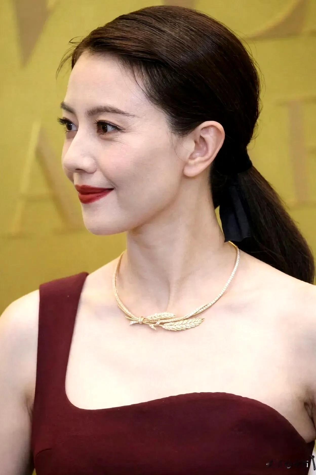 现在的手机都这么高清吗？鱼尾纹都这么清晰。