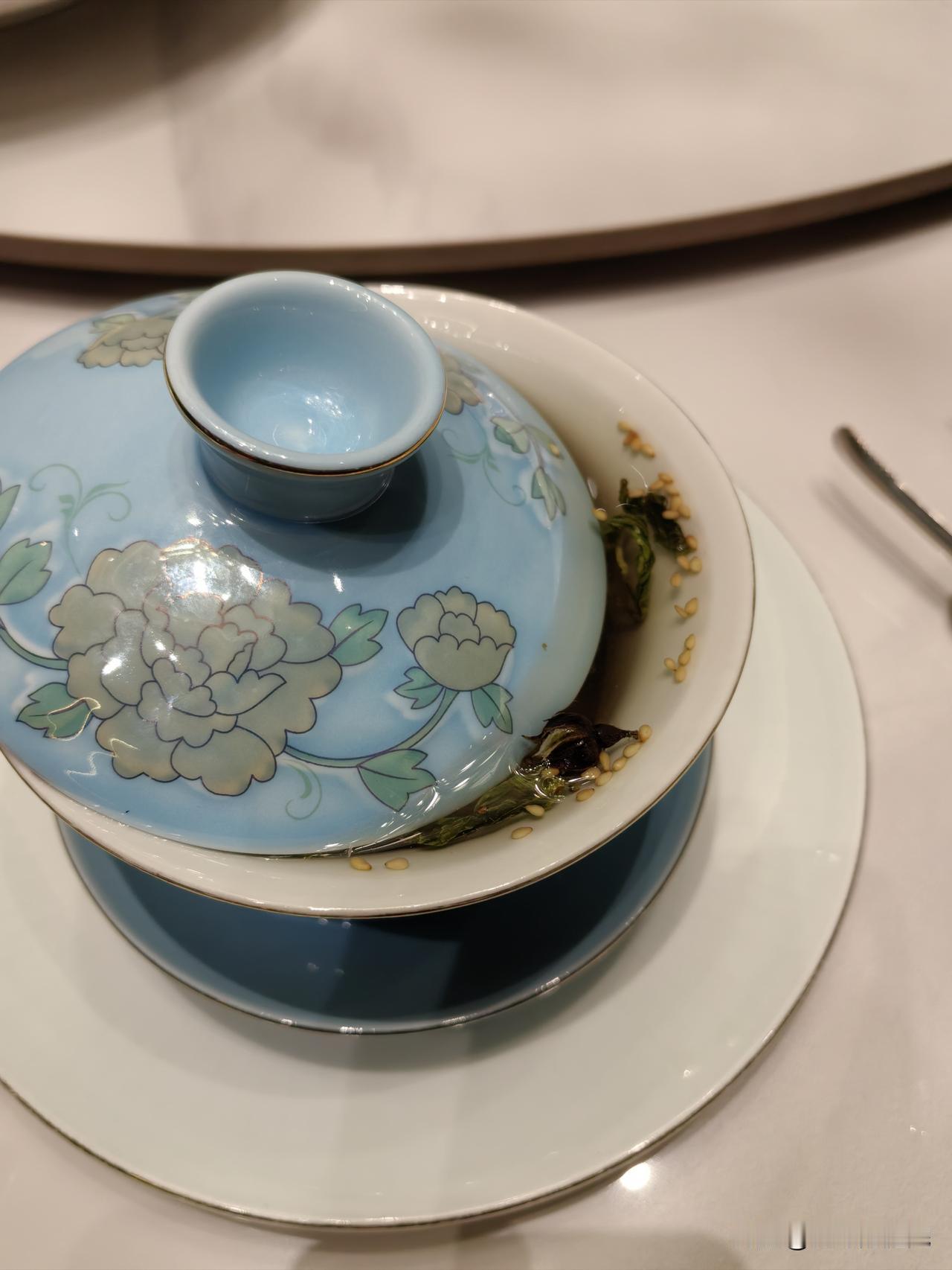 兰州一行，每日聚会啜饮三炮台是高规格待客礼仪，内有茶，玫瑰花，大枣，葡萄干，桂圆
