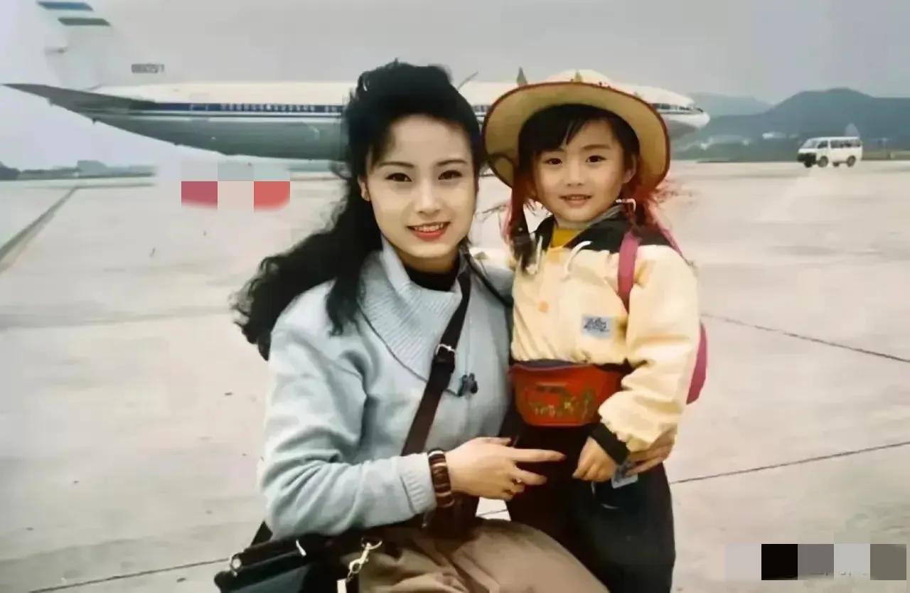 网友:
30岁的妈妈和我 vs 30岁的我和妈妈。[笑哭]
