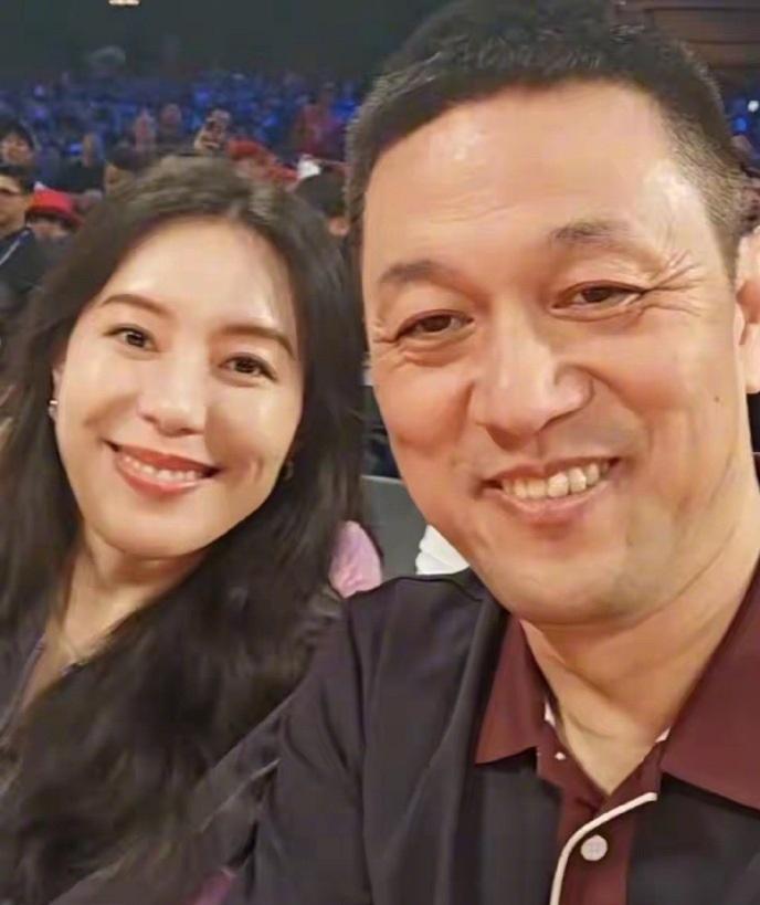 蔚来李斌夫妇现身澳门看球，观众席自拍笑容灿烂，夫妻相十足。