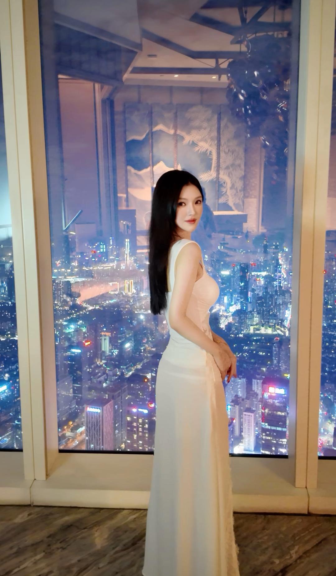 月下美人倚窗立，灯火阑珊处。